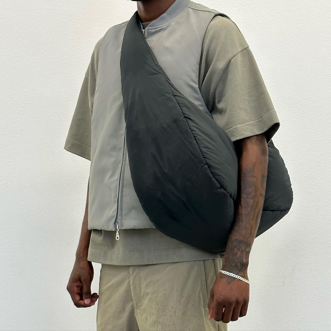 Bolsa crossbody acolchoada preta oversized com alça transversal