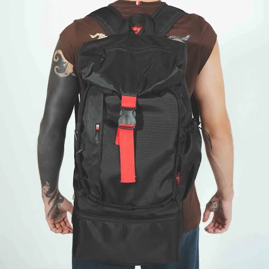Mochila esportiva preta com detalhe vermelho e fivela frontal