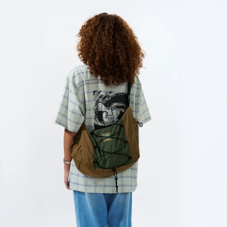 Sling bag bicolor verde e marrom com cordas elásticas estilo streetwear