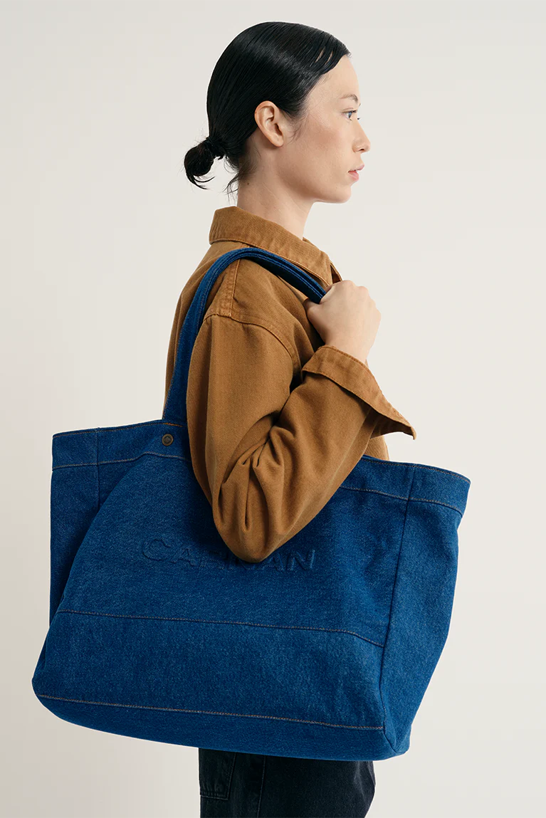 Tote bag jeans denim com bordado de marca e costura reforçada