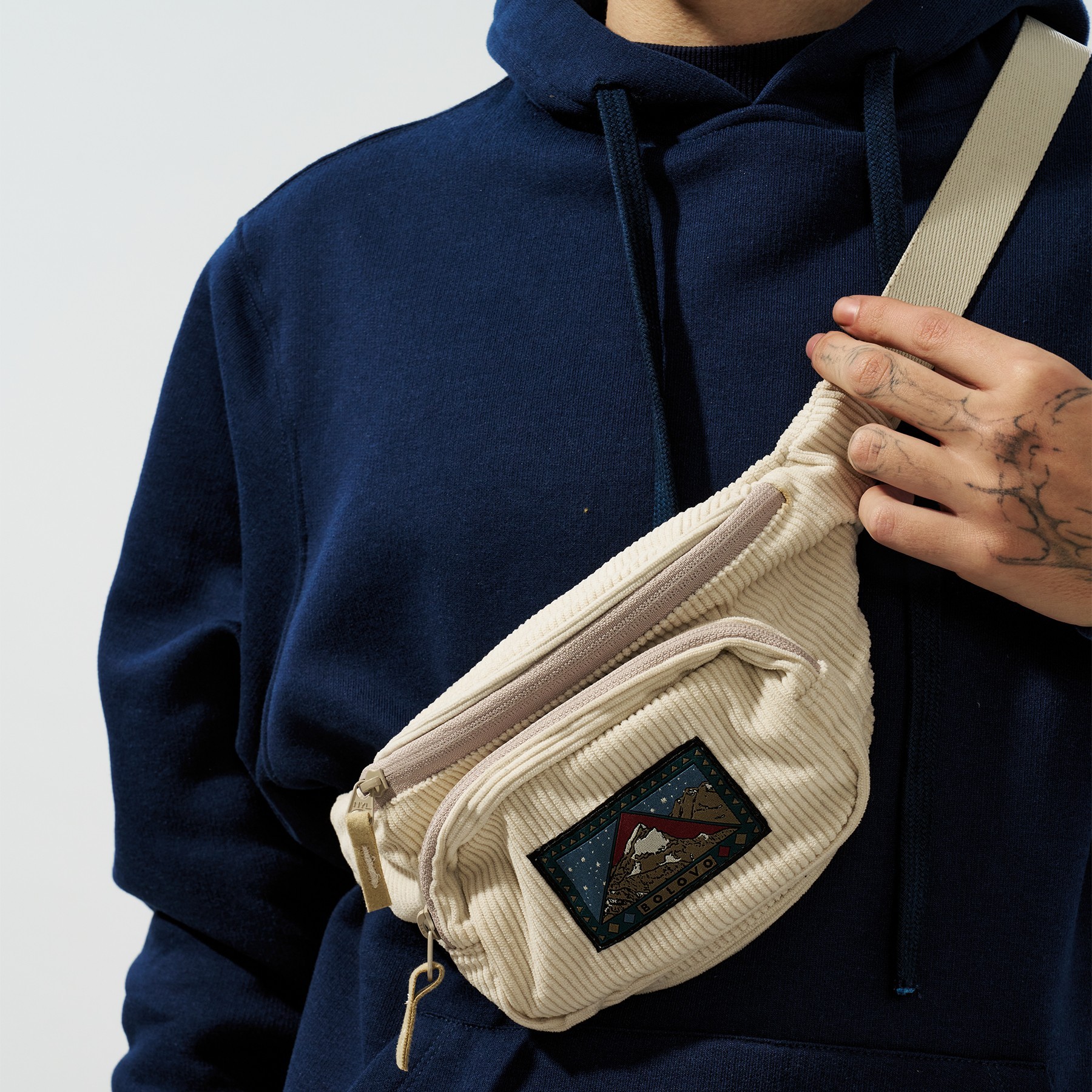 Bolsa Transversal Mini crossbody com alça regulável e fivela metálica